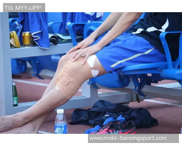 亚当斯在比赛中崴脚但表现稳定跑动无明显跛行状态良好